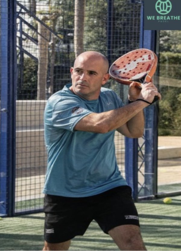Marcelo Busso Peralta preparing a padel backhand